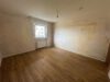 Frisch sanierte 2 Zimmer Wohnung mit Balkon in Bischofsheim - Zimmer 2.jpg